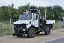 Mercedes Bens, Zweiwege Unimog von Siemens, am 8.8.2015 abgestellt vor dem Siemens Prüfcenter in Wildenrath