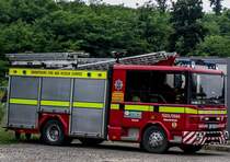 Seitenansicht eines Dennis Feuerwehrfahrzeug, fotografiert am 28.06.2015.