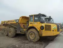 Volvo A 25E (Baujahr 2008, zul. Gesamtgewicht 21.560 kg, Leistung 223 kW) auf einer Baustelle in der Nähe des Flughafens von Lüttich (B) am 14.06.2009