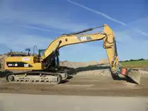 Caterpillar 324D LN (Baujahr 2011, zul. Gesamtgewicht 27.800 kg, Leistung 147 kW) auf der Baustelle der B50n in der Nähe von Longkamp, 26.07.2015