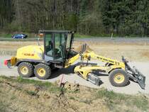 New Holland F 106.6 (Baujahr 2008, zul. Gesamtgewicht 12.000 kg, Leistung 95 kW) bei Arbeiten an der B51 zwischen Trier und Bitburg, 25.04.2010