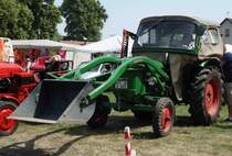 Deutz D 30 mit Frontlader steht bei der Oldtimerausstellung in Gudensberg, Juli 2015