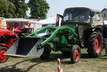 Deutz D 30 mit Frontlader steht bei der Oldtimerausstellung in Gudensberg, Juli 2015