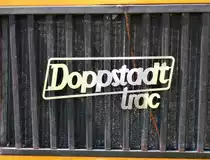 Doppstadt trac, Schriftzug am K�hler eines schweren Allradschleppers, die Doppstadt GmbH in Velbert/Nordrhein-Westfalen baute von 1999-2006 Traktoren, Aug.2015 