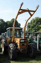 Renault mit Frontlader steht bei der Oldtimerausstellung in Gudensberg, Juli 2015