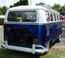 VW T1 Samba steht bei der Oldtimerausstellung in Gudensberg, Juli 2015