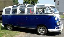 VW T1 Samba steht bei der Oldtimerausstellung in Gudensberg, Juli 2015