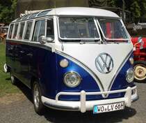 VW T1 Samba steht bei der Oldtimerausstellung in Gudensberg, Juli 2015