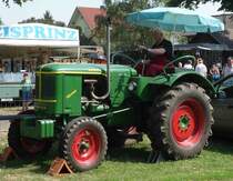 Deutz treibt die Bandsäge bei der Oldtimerausstellung in Gudensberg im Juli 2015
