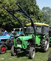 Deutz mit Frontlader steht bei der Oldtimerausstellung in Gudensberg im Juli 2015