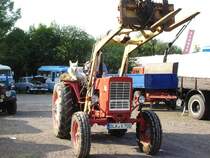 MTS 50 mit Hublader nd Tierischen Beifahrer auf dem ehem. AGRA Gel�nde Markleeberg beim Bulldogtreffen 2005