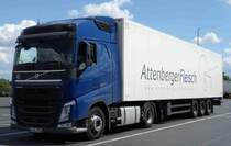 Volvo FH 500 von AttenbergerFleisch rastet auf dem Wernecker Autohof im Juli 2015