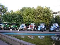 Auf der anderen Seite des Springbrunnens pr�sentierten sich weite Traktoren aus der ZT Baureihe. markleeberg 2005