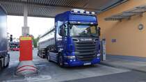 Scania R 500 steht zur Betankung am Autohof Werneck, Juli 2015