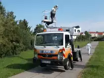 Beim Lampenwechseln half,am 26.August 2015,dieser Nissan in Bergen/Rügen.