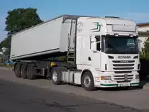 SCANIA Kipper,am 22.August 2015,im Neubaugebiet von Bergen/Rügen.