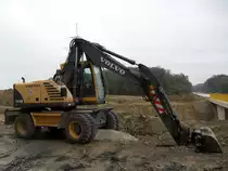 Volvo EW 140B bei Arbeiten an der B51 zwischen Trier und Bitburg, 17.10.2010