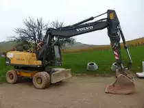 Volvo EW 180C stand auf einem Parkplatz in Krettnach, 17.11.2013