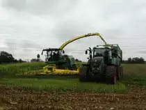 Fendt Vario 826 mit John Deere 8600i Häcksler am 28.09.15 bei Großkotzenburg