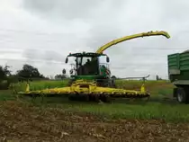 John Deere 8600i Maishäcksler bei der Arbeit am 28.09.15 bei Großkotzenburg