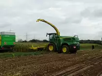 John Deere 8600i Maishäcksler bei der Arbeit am 28.09.15 bei Großkotzenburg