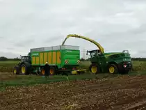 John Deere 8600i Maishäcksler und ein John Deere 6210R beim der Arbeiten am 28.09.15 bei Großkotzenburg