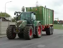 Fendt Vario 720 mit HAWE Silagewagen am 28.09.15 bei Großkotzenburg
