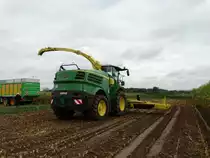 John Deere 8600i Maishäcksler bei der Arbeit am 28.09.15 bei Großkotzenburg