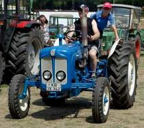 Fordson rollt zu seinem Standplatz in Gudensberg anl. Oldtimerpräsentation im Juli 2015