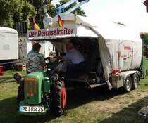 Holder, steht bei der Oldtimerausstellung in Gudensberg, Juli 2015