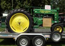 John Deere Modell  A , Bj. 1934, steht bei der Oldtimerausstellung in Gudensberg, Juli 2015