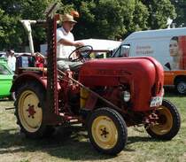 Porsche Junior rollt zu seinem Standplatz bei der Oldtimerausstellung in Gudensberg, Juli 2015