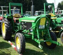 John Deere 820 steht bei der Oldtimerausstellung in Gudensberg, Juli 2015