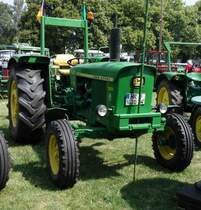 John Deere 2020 steht bei der Oldtimerausstellung in Gudensberg, Juli 2015