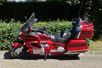. Honda GoldWing stand am 30.08.2015 iuf einem Parkplatz.
