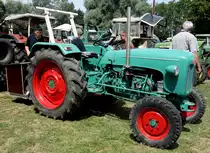 Kramer steht bei der Oldtimerausstellung in Gudensberg, Juli 2015