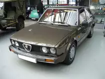 Alfa Romeo Alfetta. 1972 - 1984. Hier wurde eine Alfetta der letzten Baureihe, wie sie von 1982 - 1984 produziert wurde abgelichtet. Der 4-Zylinderreihenmotor mit 1962 cm³ Hubraum leistet 130 PS. Classic Remise Düsseldorf am 06.09.2015.