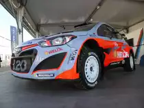 Hyundai i20 WRC (Thierry Neuville / Nicolas Gilsoul), ausgestellt im Servicepark der Deutschland-Rallye, 23.08.2015