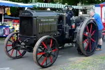 Mc Cormick Deering wurde gerade abgeladen. Gesehen bei der Oldtimerausstellung in Gudensberg, Juli 2015