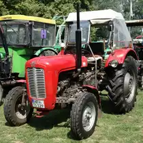 MF 35 steht bei der Oldtimerausstellung in Gudensberg im Juli 2015