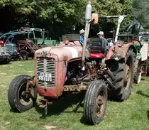 MF 35 steht bei der Oldtimerausstellung in Gudensberg im Juli 2015