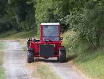 So etwas hatte ich noch nicht gesehen aber man findet solche Fahrzeuge eher in ländlichen Regionen. AEBI TT33 (Terratrac) in Dobareuth Thüringen am 15.08.2015. Die Firma AEBI wurde 1883 in Burgdorf / Schweiz gegründet. Die Fahrzeuge werden oft als Hang Geräteträger eingesetzt und können Dinge transportieren, sowie mit angehängten Mähwerken große Hangflächen bearbeiten!