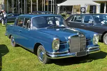 . Mercedes Benz 230 S (W 111) Bj 1966, 6 Zyl. Motor mit 2306 ccm und 120 Ps, 4 Gang Schaltgetriebe, gesehen am 30.08.2015 in Mondorf.