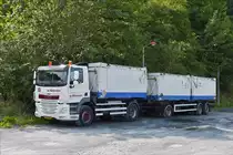 . Daf H�ngerzug mit Spezialcontainer legt auf einem Parkplatz eine kurze Pause ein.  09.09.2015