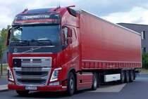 Volvo FH von  Globetrotter  steht im Juli 2015 auf dem Rasthof Werneck