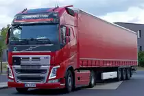Volvo FH von  Globetrotter  steht im Juli 2015 auf dem Rasthof Werneck