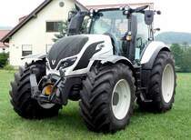 Valtra, ausgestellt beim Ortsjubiläum 850 Jahre Hofaschenbach, Juli 2015