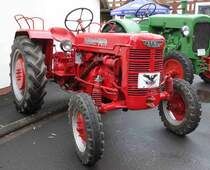 Farmall D 430, ausgestellt beim Ortsjubiläum 850 Jahre Hofaschenbach, Juli 2015