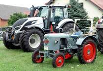 welch ein Größenunterschied: Eicher vor Valtra; gesehen beim Ortsjubiläum 850 Jahre Hofaschenbach, Juli 2015