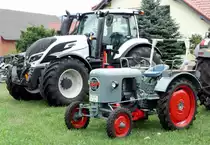 welch ein Größenunterschied: Eicher vor Valtra; gesehen beim Ortsjubiläum 850 Jahre Hofaschenbach, Juli 2015